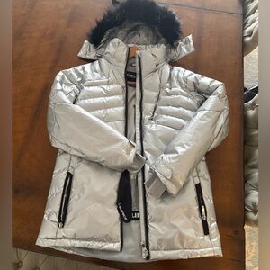 Sunice Skiing Jacket. Girls size 16. Very good condition